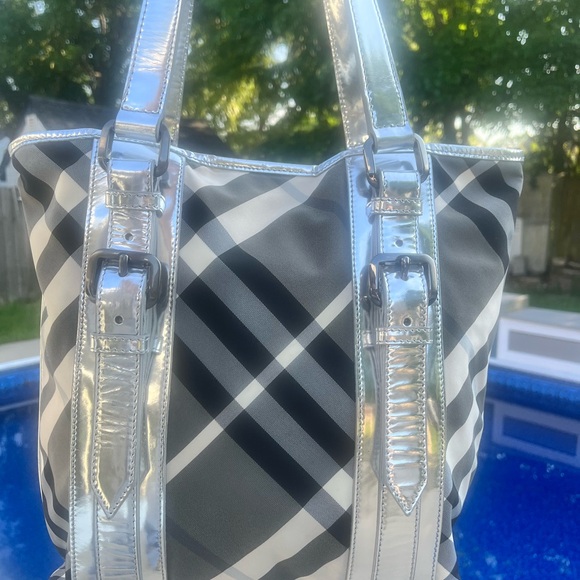 BURBERRY 🎄 Gorgeous Silver and Black Novacheck Shoulder Bag - Picture 3 of 15